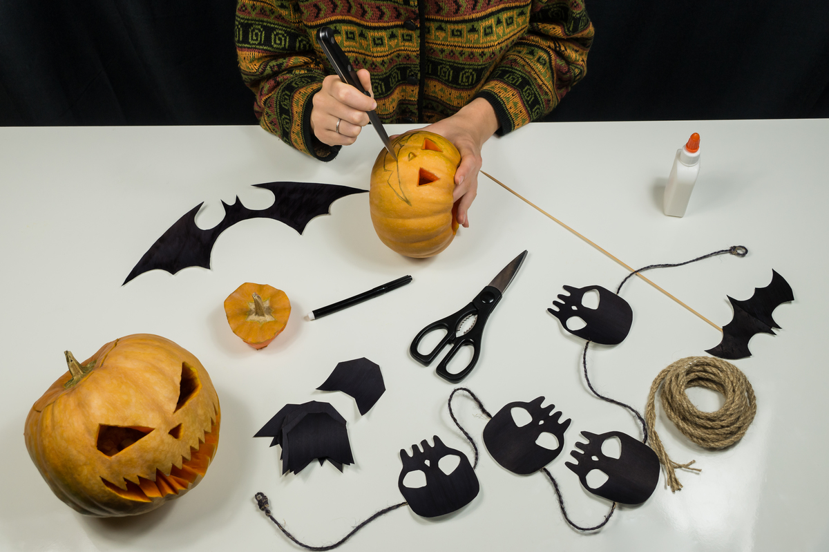 carving-jack-o-lantern-table-from-top-view